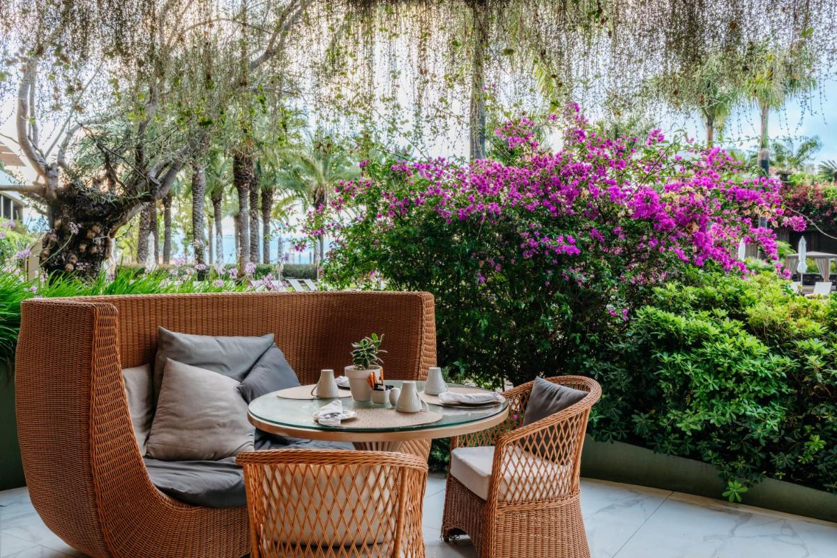 Um jardim no exterior de Savoy Palace - The Leading Hotels of the World - Savoy Signature