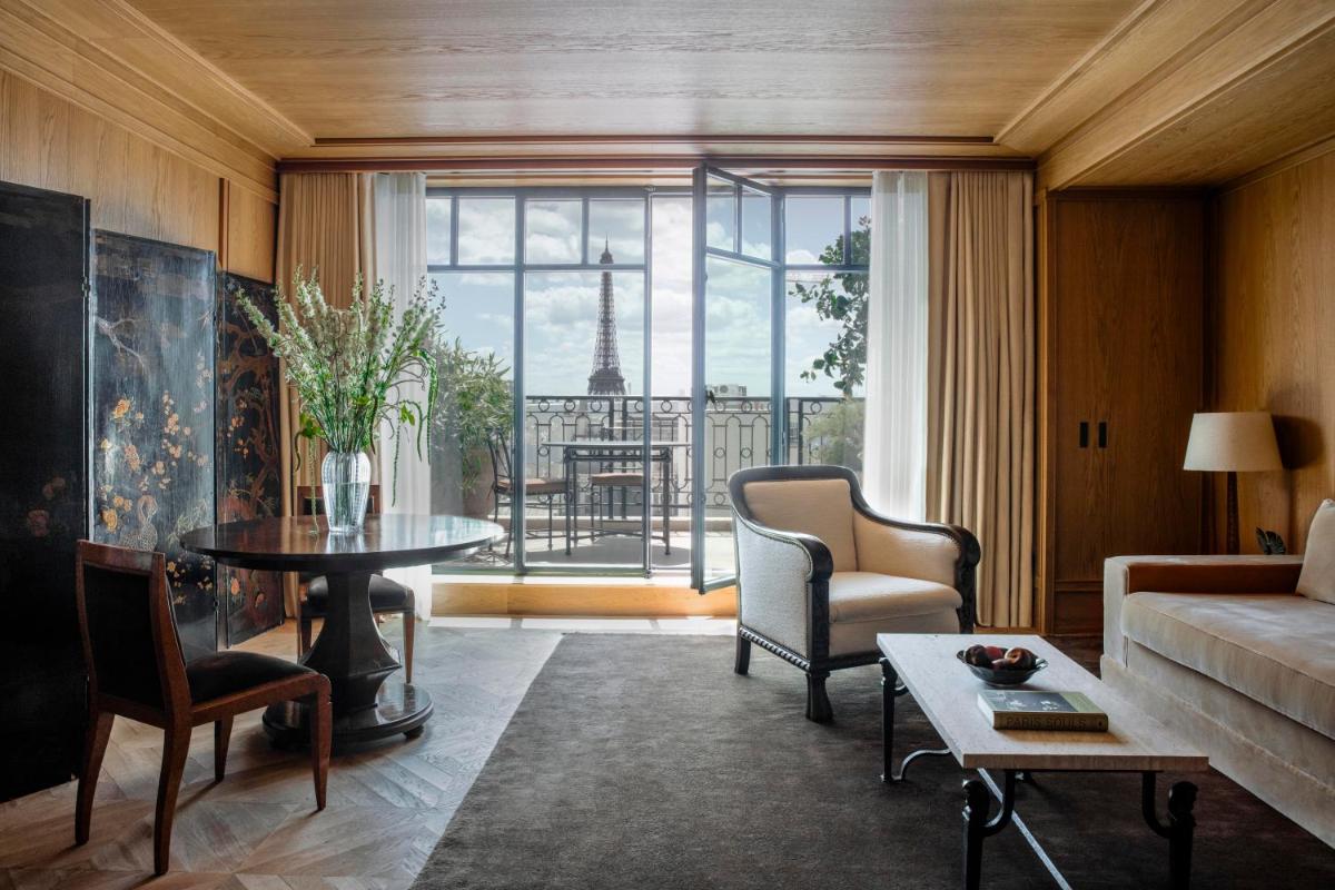 un salon avec un canapé et une table dans l'établissement Hôtel Balzac Paris & Spa Ikoï, à Paris