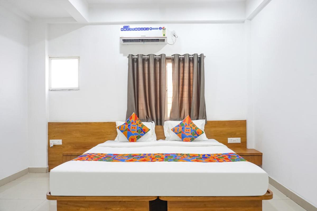 FabHotel White House Inn - Housity