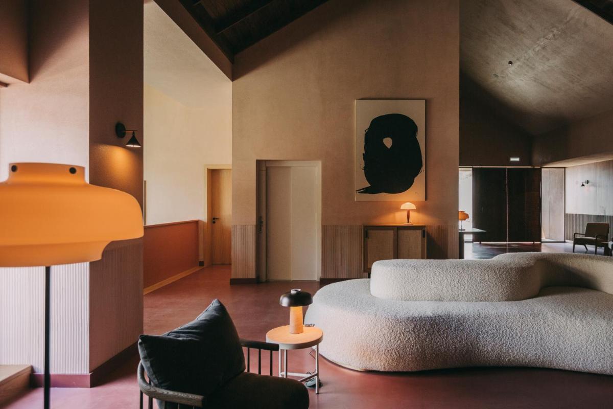 um quarto com uma cama grande e cadeiras em Torel Quinta da Vacaria - Douro Valley em Peso da Régua