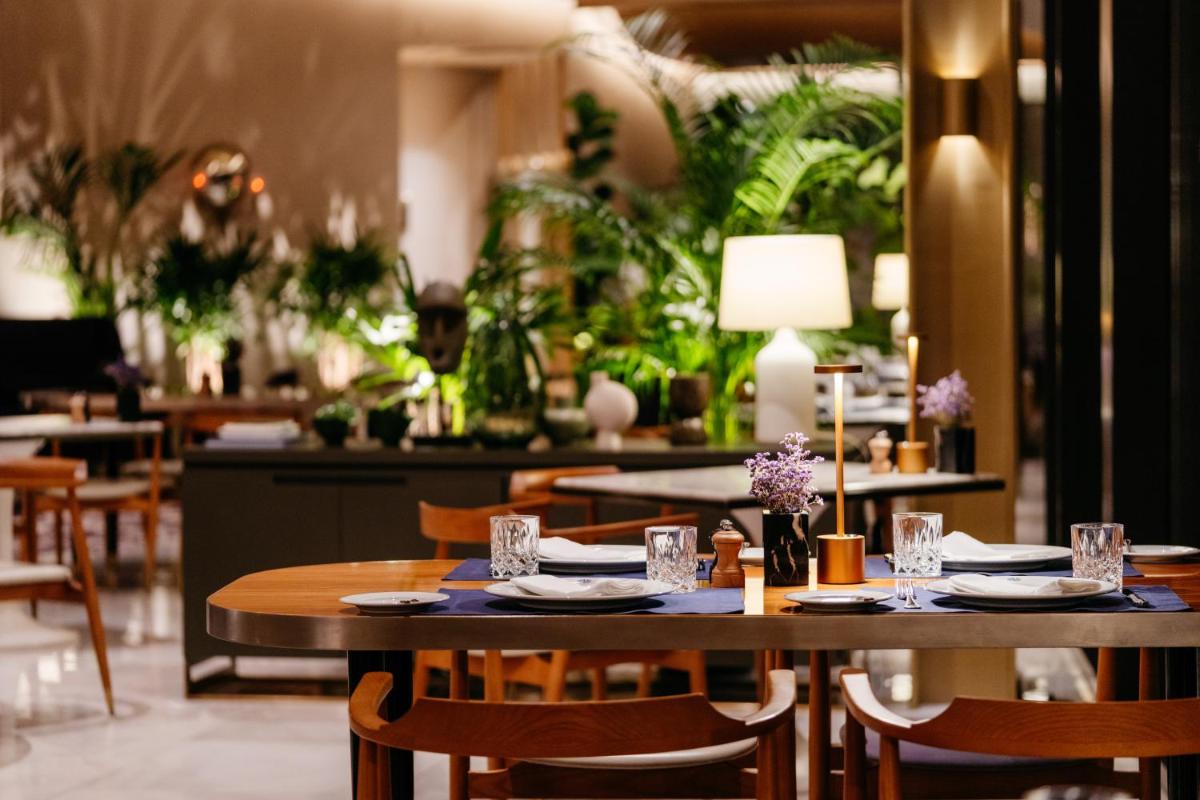Um restaurante ou outro lugar para comer em The Reserve - within Savoy Palace - The Leading Hotels of the World