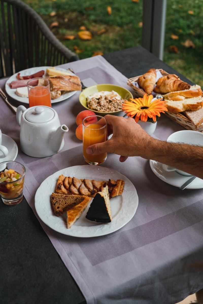 une table avec des assiettes de nourriture sur une table dans l'établissement Chateau du Clos de la Ribaudiere - Teritoria, à Chasseneuil-du-Poitou