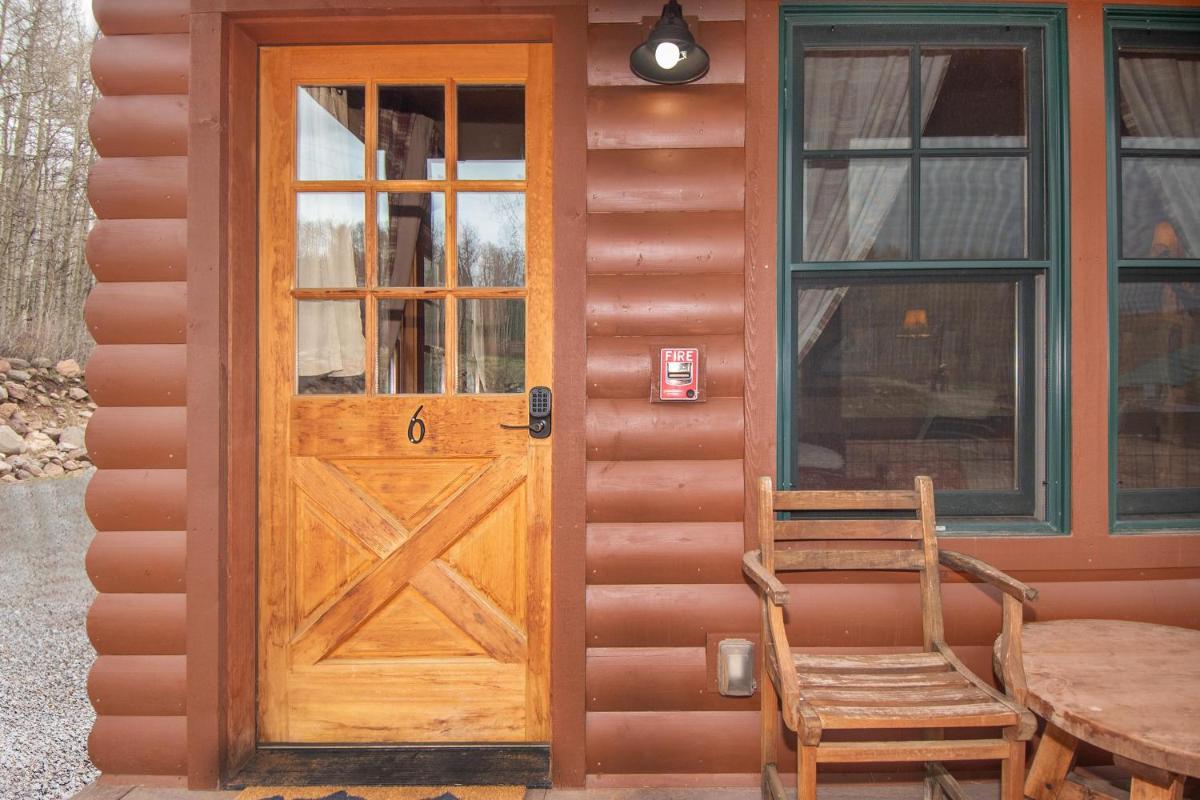 EML 6 Hidey-Hole Cabin - Housity