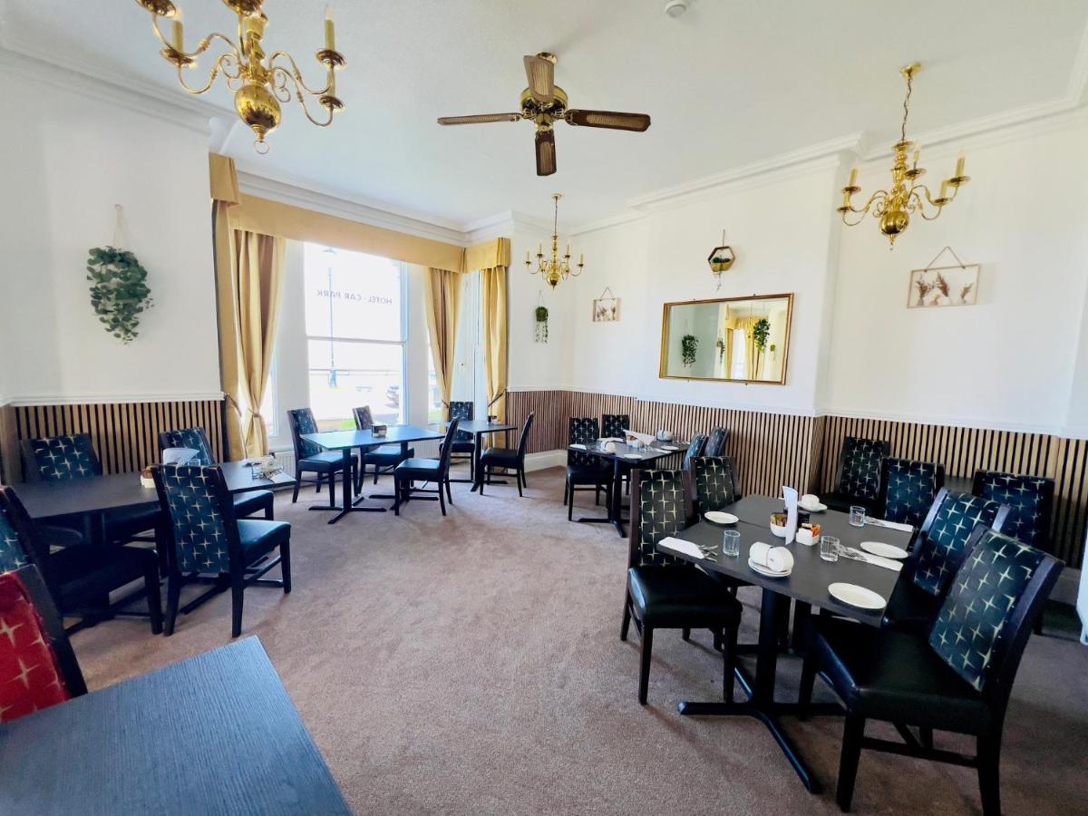 Four Oaks Hotel - Housity