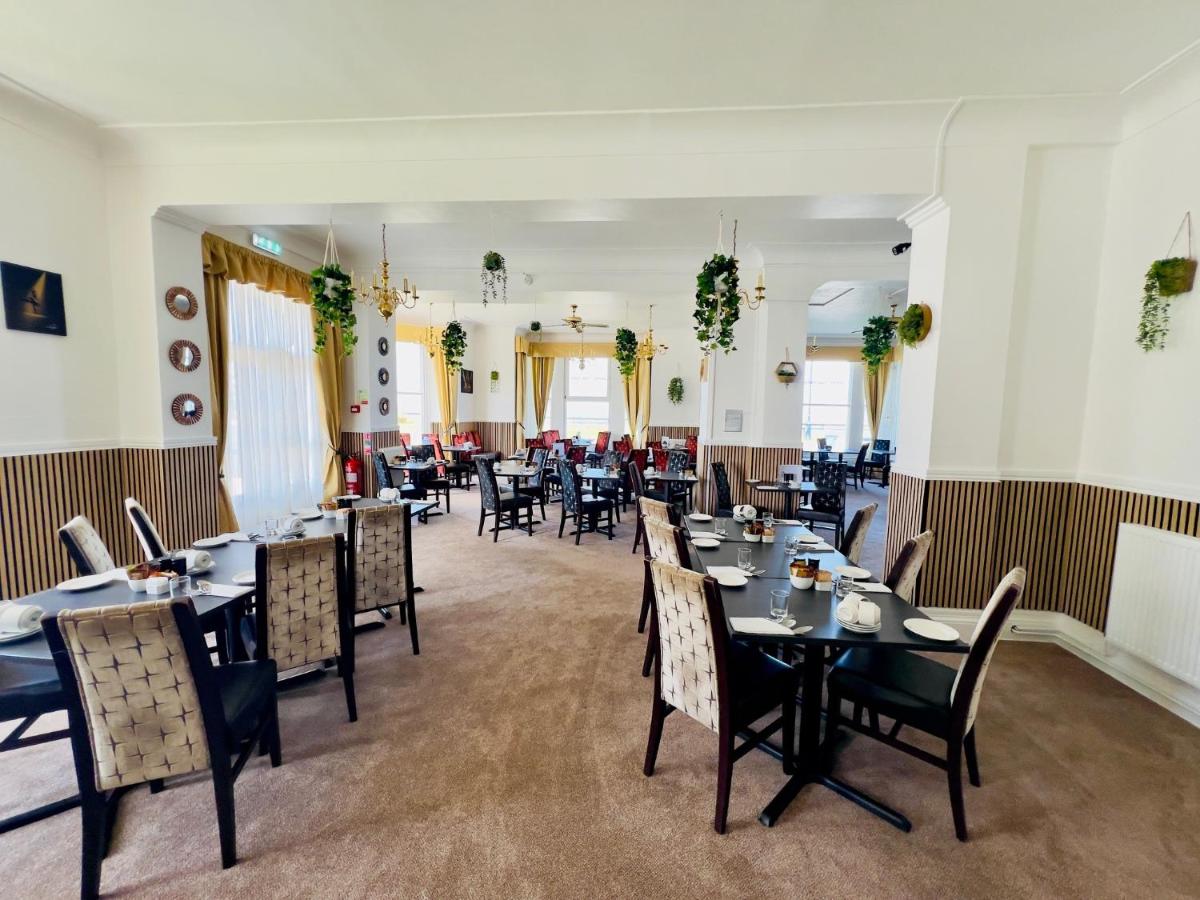 Four Oaks Hotel - Housity