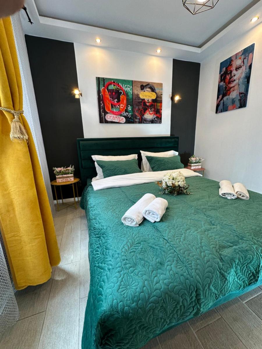 Smarald - Premium Apt in Best Location & Parking - Hizvo