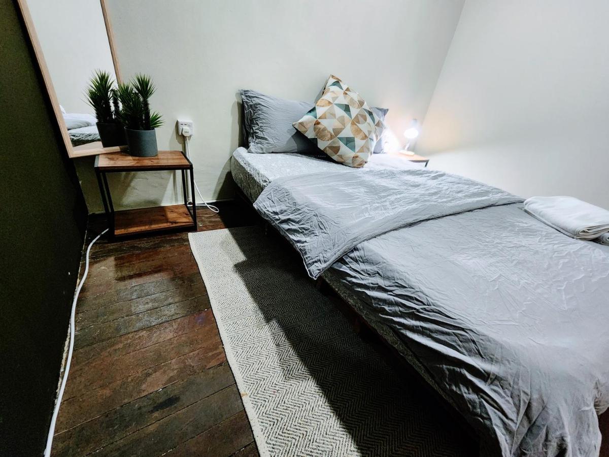 Upspot Kuching Waterfront Premium Hostel - Housity