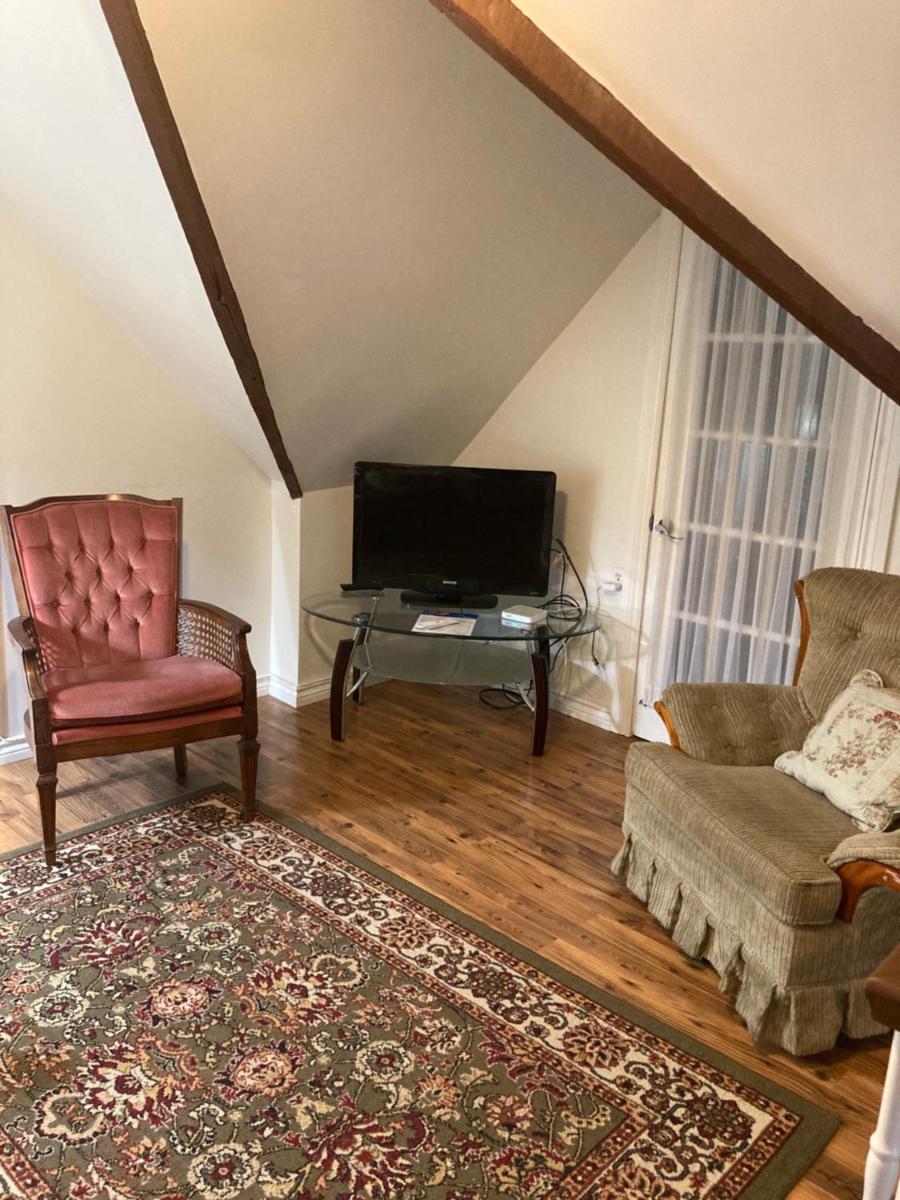 West Gate Bed and Breakfast - Housity