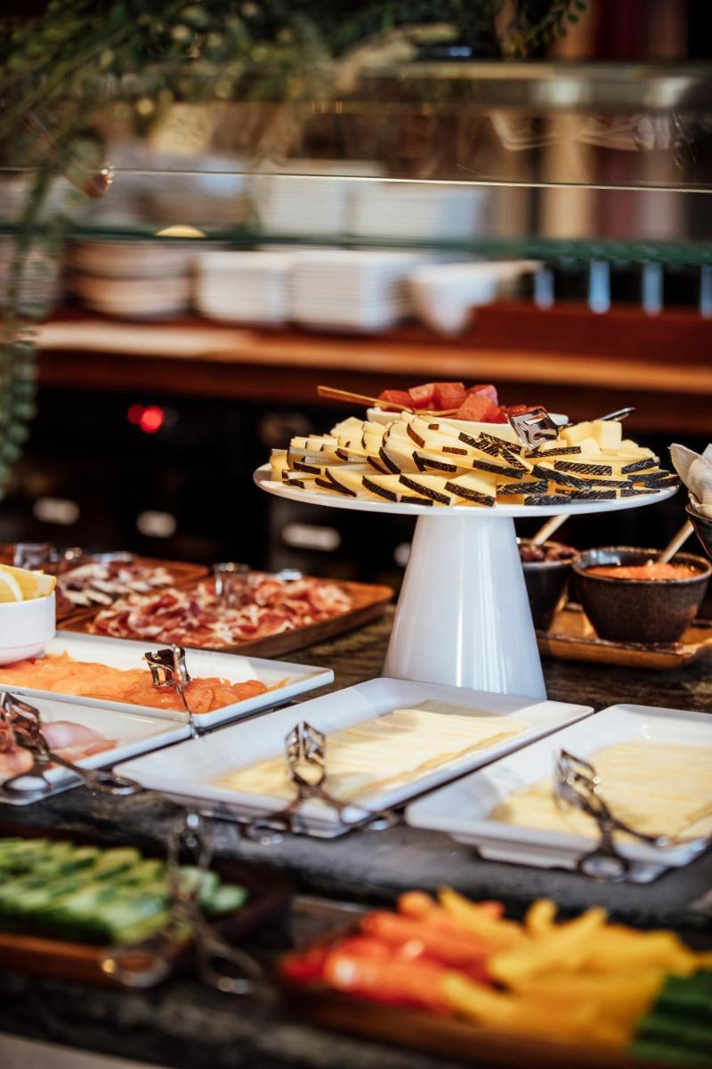 Comida en o cerca de este hotel