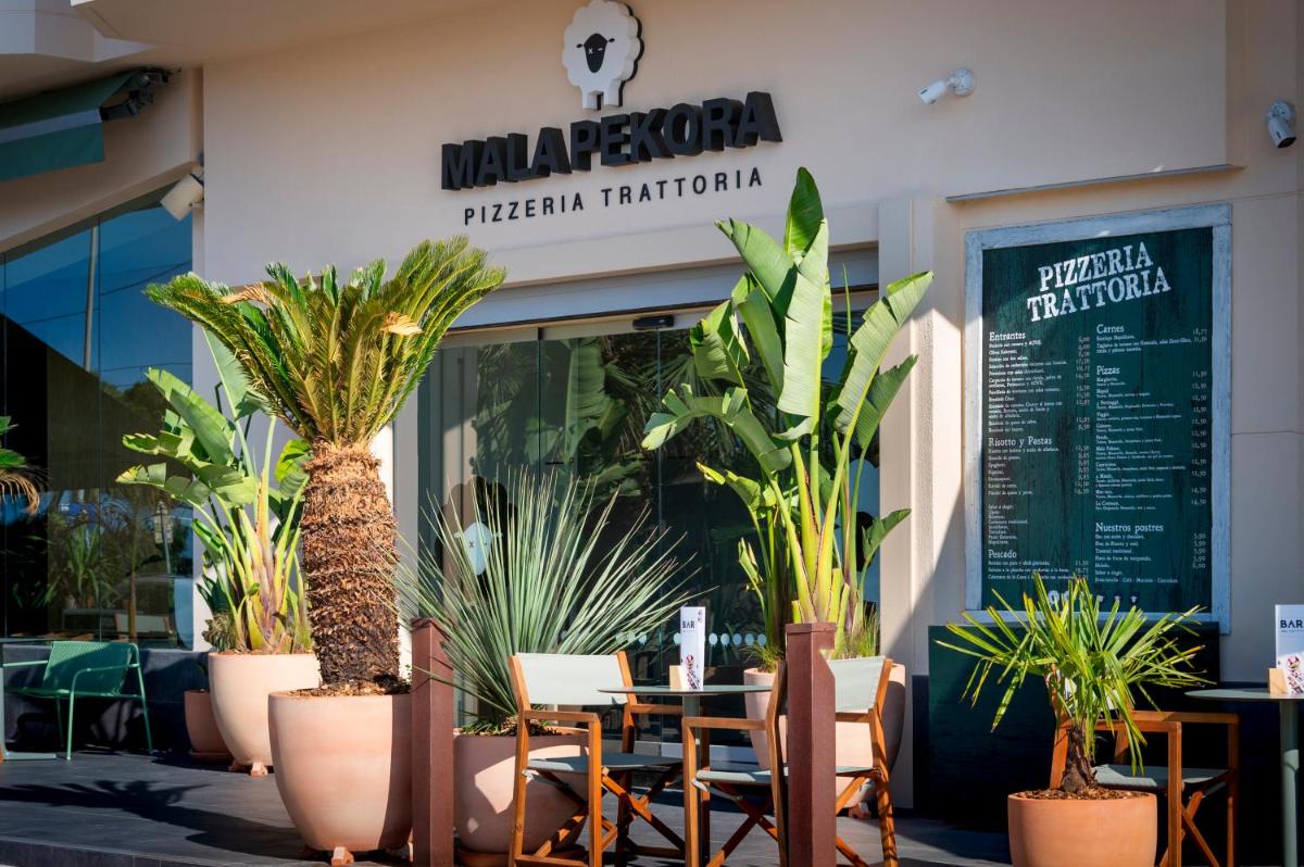 Un restaurante o sitio para comer en AQUA Hotel Promenade & Spa 4Sup