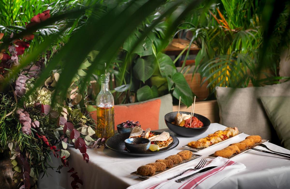 Comida en o cerca de este hotel