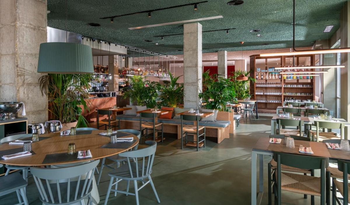 Un restaurante o sitio para comer en AQUA Hotel Promenade & Spa 4Sup