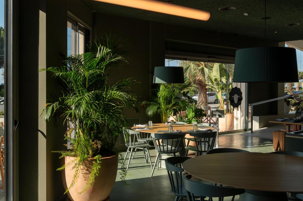 Un restaurante o sitio para comer en AQUA Hotel Promenade & Spa 4Sup