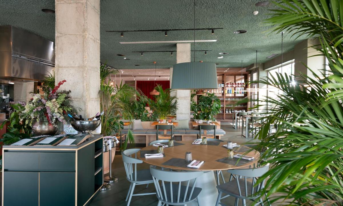 Un restaurante o sitio para comer en AQUA Hotel Promenade & Spa 4Sup