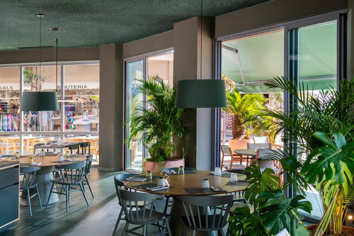 Un restaurante o sitio para comer en AQUA Hotel Promenade & Spa 4Sup