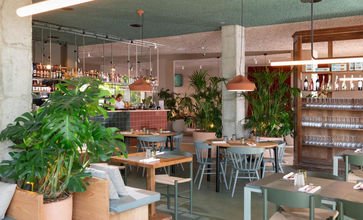 Un restaurante o sitio para comer en AQUA Hotel Promenade & Spa 4Sup