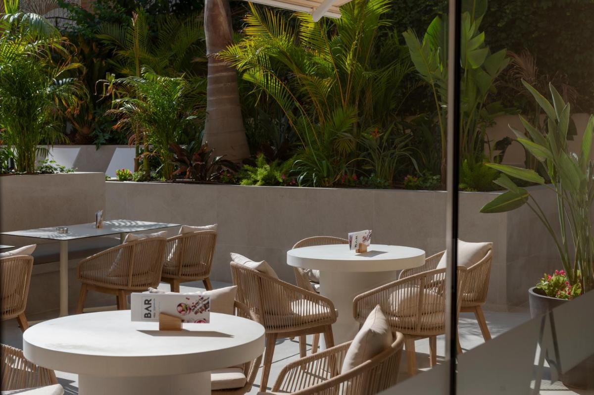 Un restaurante o sitio para comer en AQUA Hotel Promenade & Spa 4Sup