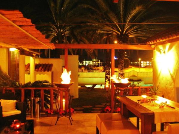 Un restaurante o sitio para comer en Birdcage Gay Men Resort and Lifestyle Hotel