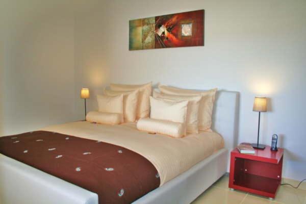 Un dormitorio con una cama grande con dos lámparas encima. en Birdcage Gay Men Resort and Lifestyle Hotel, en Playa del Inglés 105 fotos más
