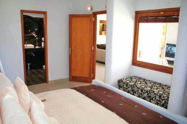 Cama o camas de una habitación en Birdcage Gay Men Resort and Lifestyle Hotel
