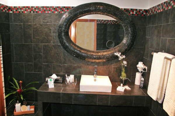 Un baño de Birdcage Gay Men Resort and Lifestyle Hotel