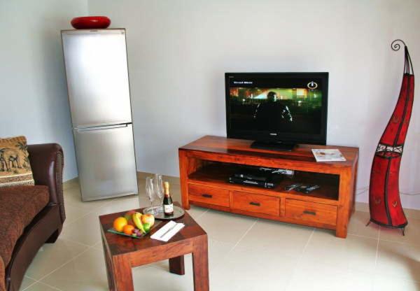 Una televisión o centro de entretenimiento en Birdcage Gay Men Resort and Lifestyle Hotel