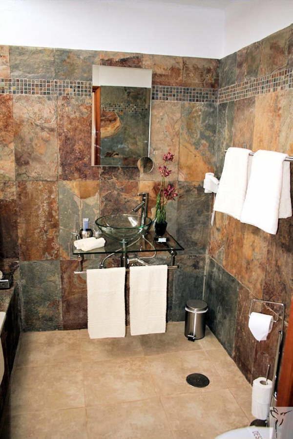 Un baño de Birdcage Gay Men Resort and Lifestyle Hotel