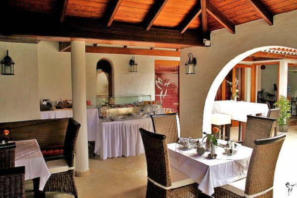 Un restaurante o sitio para comer en Birdcage Gay Men Resort and Lifestyle Hotel
