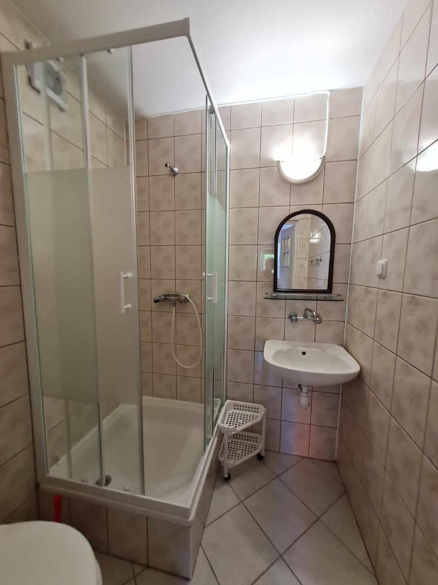 Pokoje Gościnne LENAILI - Housity