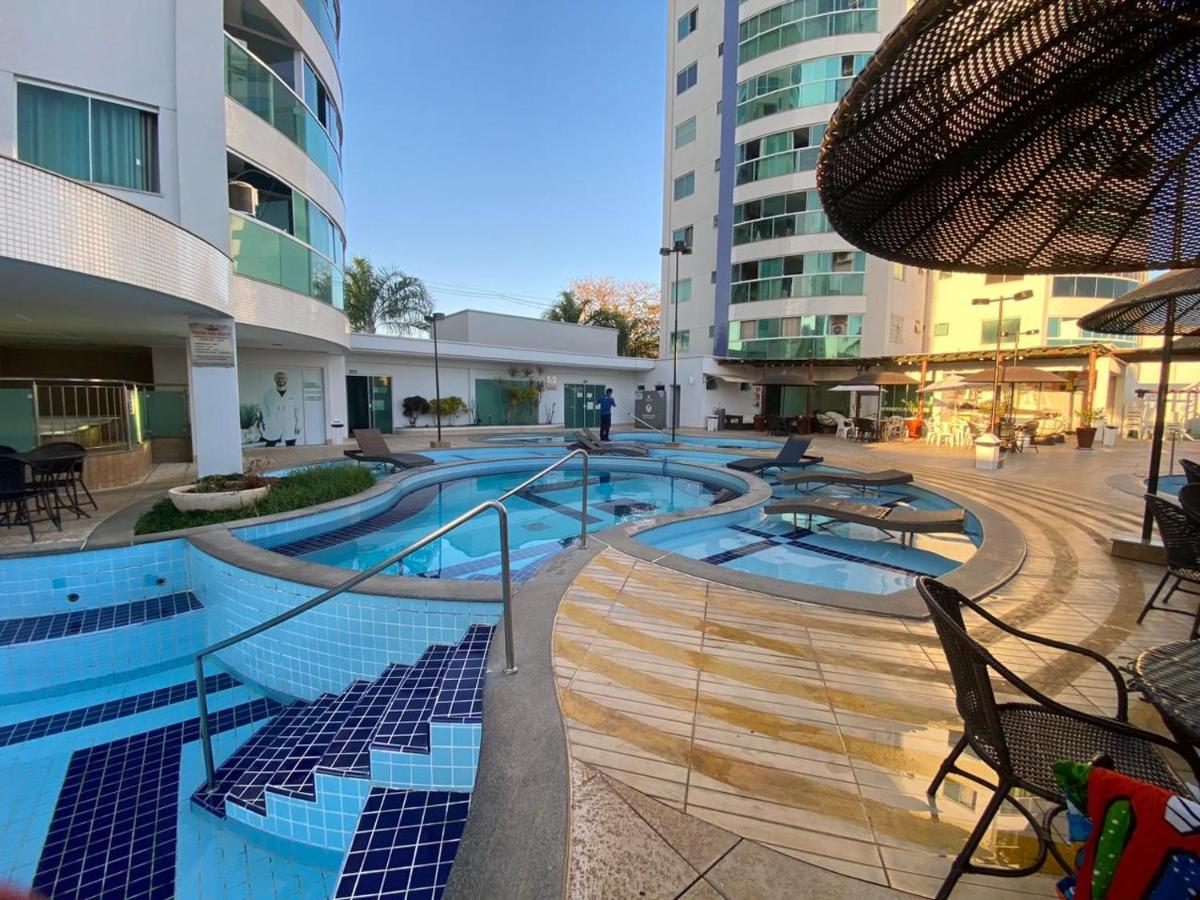 Apartamento confortável em caldas novas com espaço aquático, 6 piscinas , 3 hidromassagem , Bar e Restaurante , Sauna , espaço kids - Housity