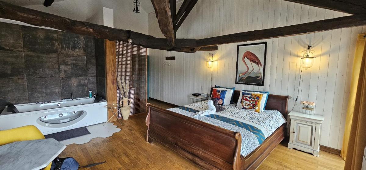 Suite Penthouse Romantique avec Jacuzzi, Confolens, Charente - Housity
