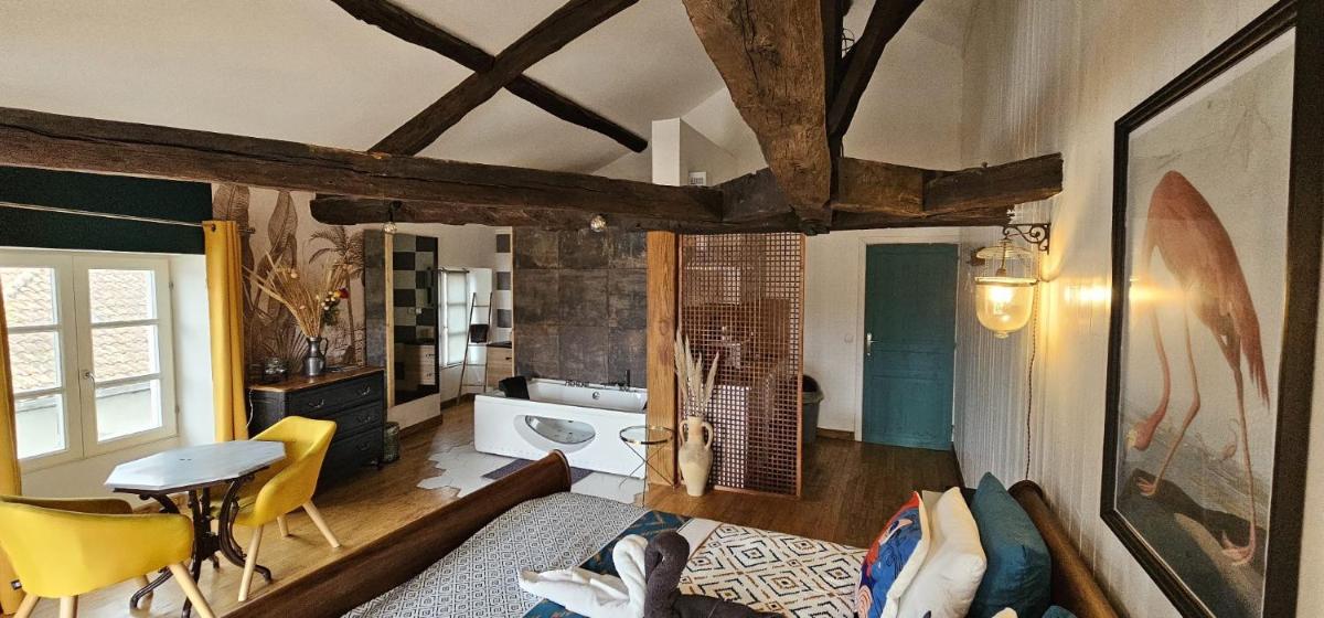 Suite Penthouse Romantique avec Jacuzzi, Confolens, Charente - Housity