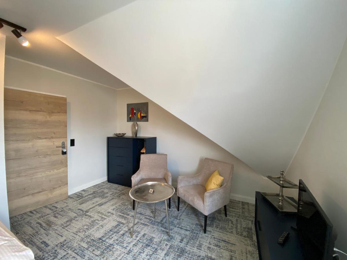 BESOTEL Mettmann-schicke FeWo oder Apartments nähe Golfplatz Gruiten und Neandertal mit Glasfaser WLAN und Parkplatz-viele Schlafzimmer mit Bad en suite - Housity