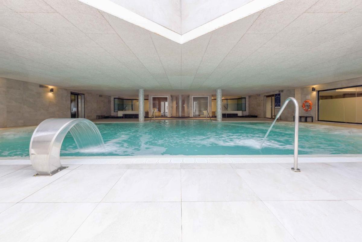 Piscina en o cerca de Ohtels Vil·la Romana