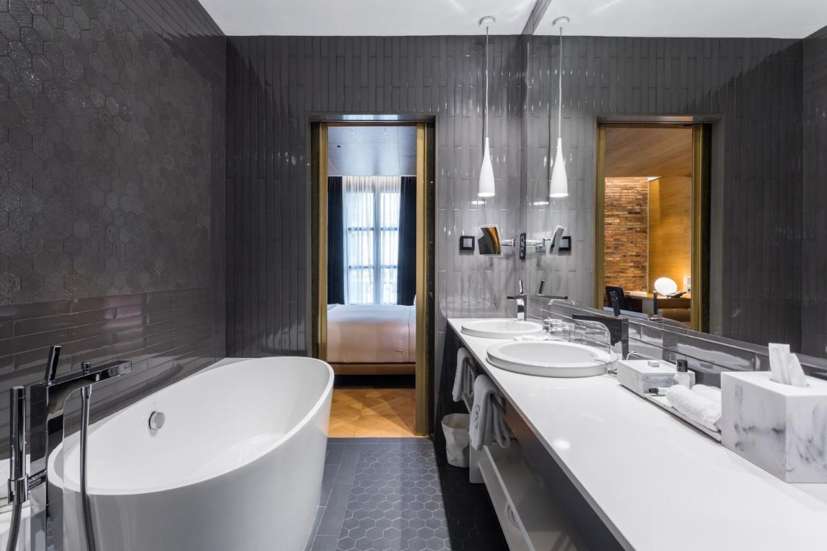 Un baño de Monument Hotel