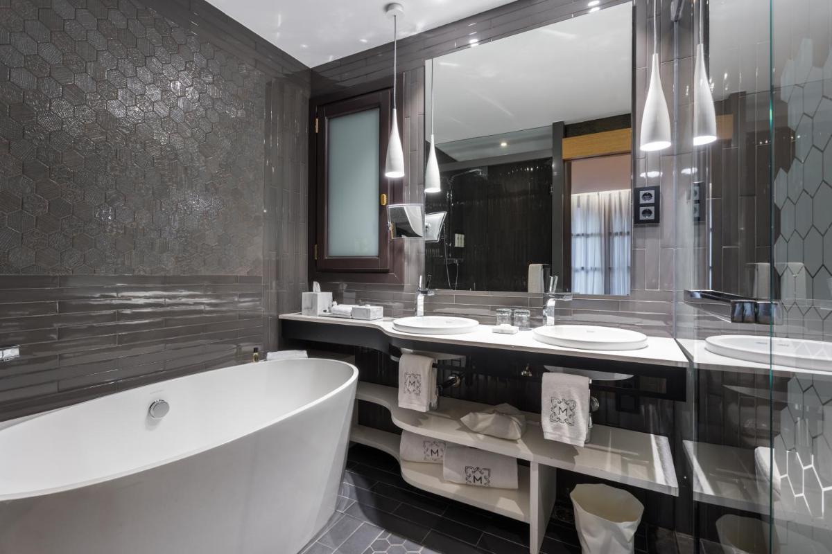 Un baño de Monument Hotel