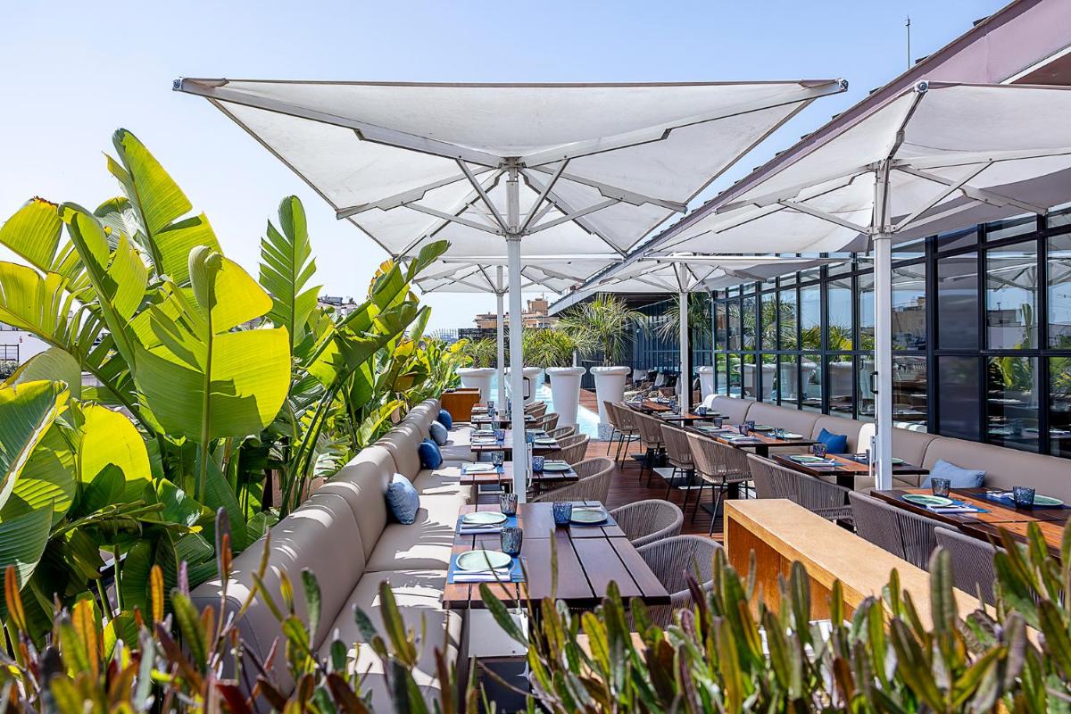Un restaurante o sitio para comer en Monument Hotel