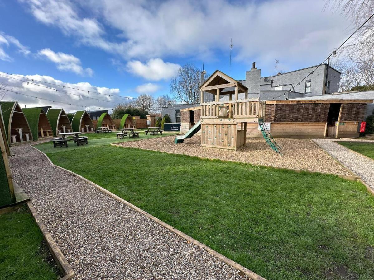 Black Bull Retreat, Barmston with Private Hot Tubs - Housity