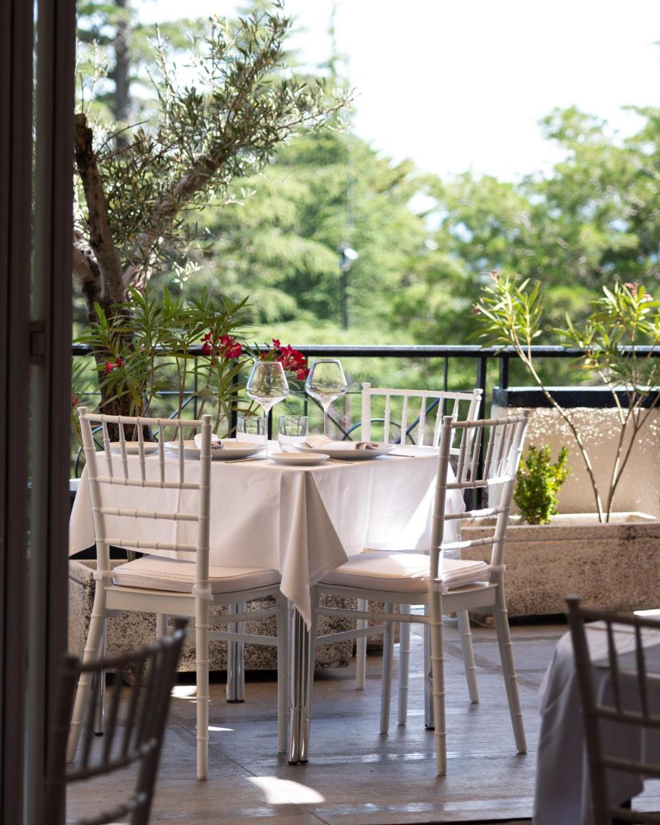 Un balcón o terraza de Hotel Hita "Nature Experience" for all