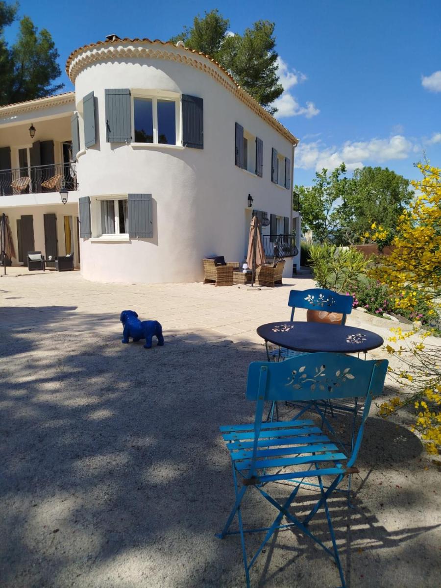 La Tourelle Suite Cosy entre vignoble aixois et Luberon - Housity