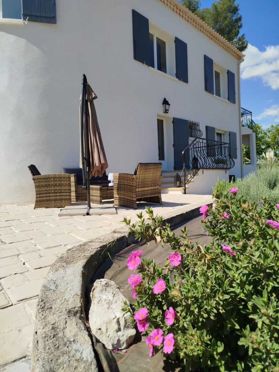 La Tourelle Suite Cosy entre vignoble aixois et Luberon - Housity