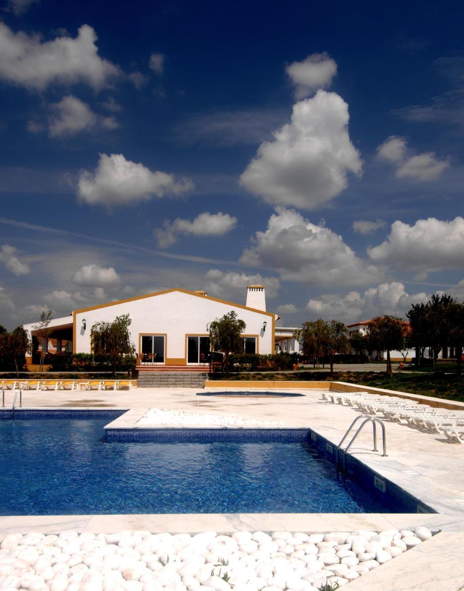 uma piscina em frente a um prédio em Vila Gale Alentejo Vineyard - Clube de Campo em Albernoa
