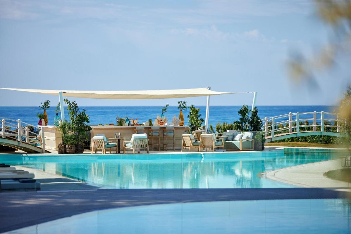 una piscina con vista al mar en Ikos Andalusia, en Estepona