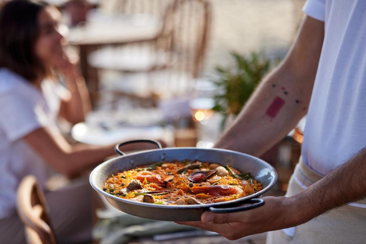 Comida en o cerca de este resort