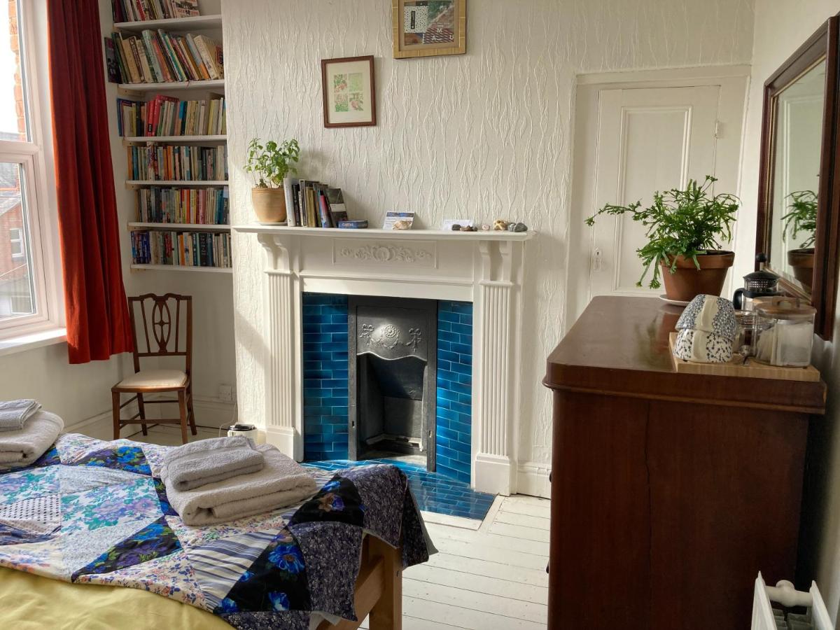 Beautiful sunlit rooms, 2 mins from beach, private garden - Housity