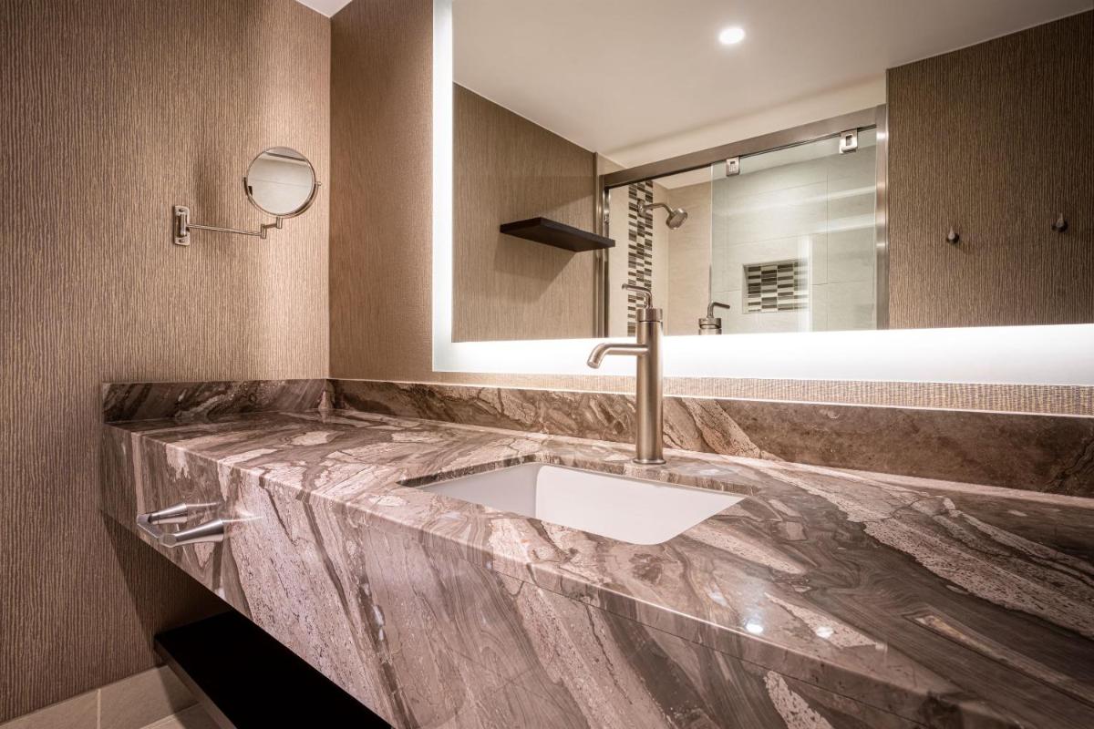 Horseshoe Black Hawk - Housity