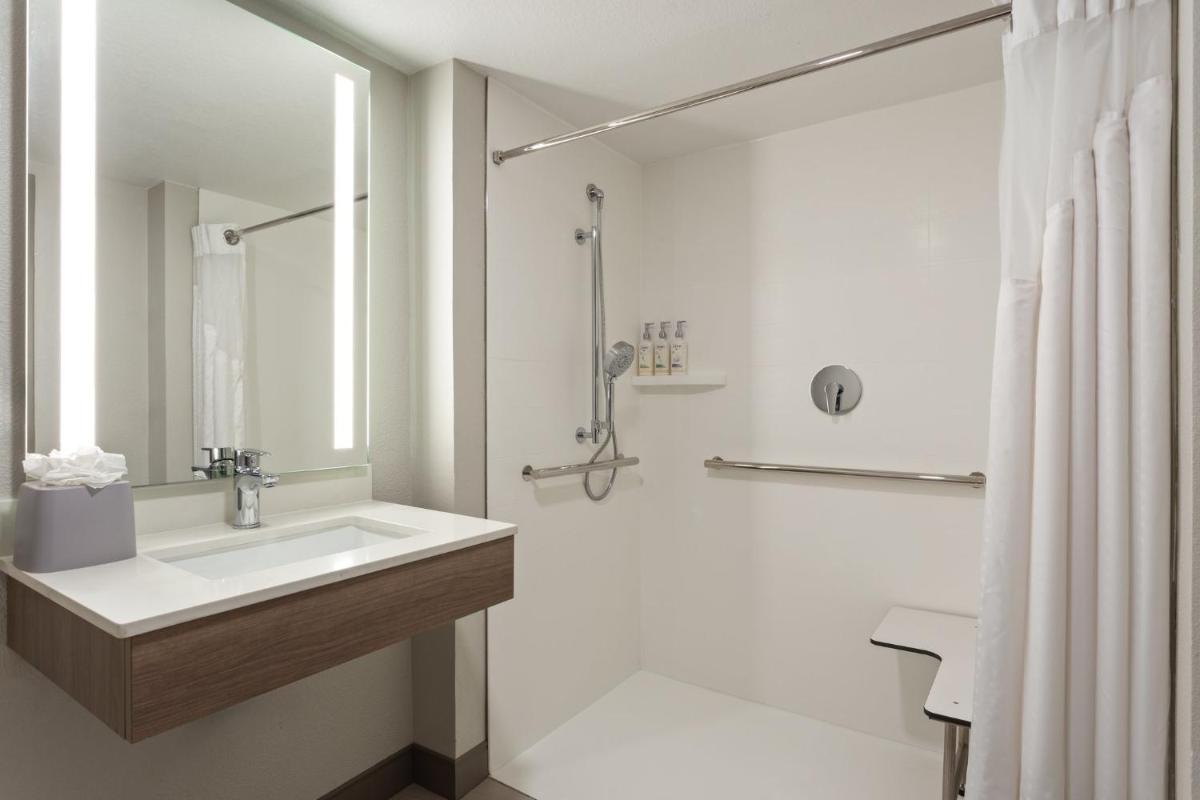 Holiday Inn Express Hotel & Suites Tampa-Rocky Point Island, an IHG Hotel - Housity