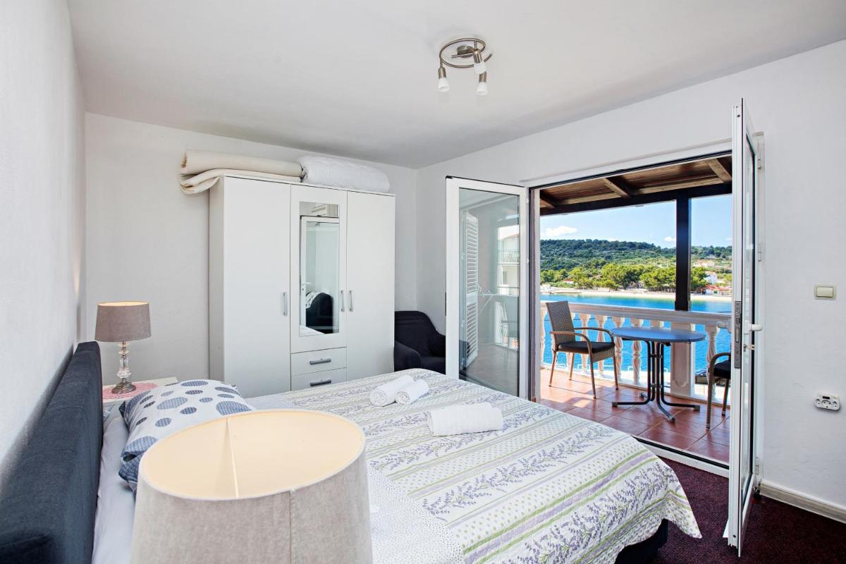 Apartments by the sea Jezera, Murter - 23192 - Housity