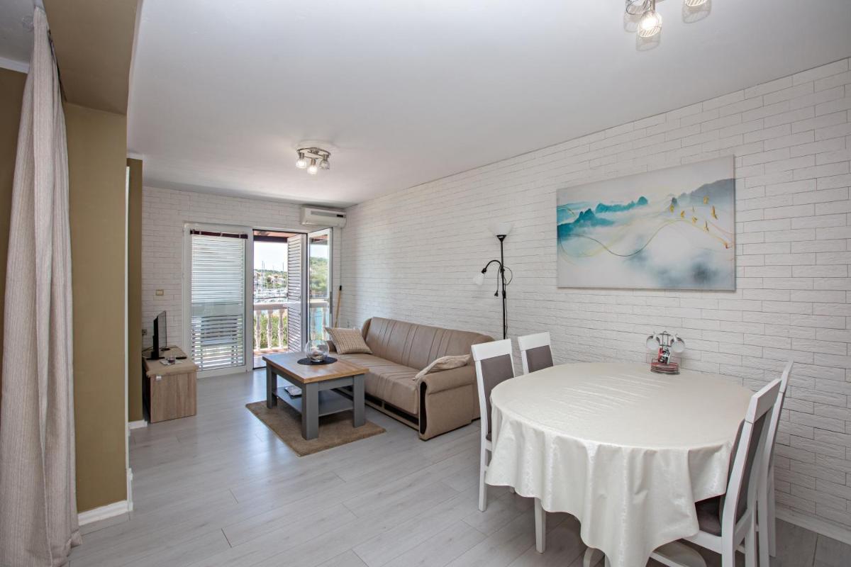 Apartments by the sea Jezera, Murter - 23192 - Housity