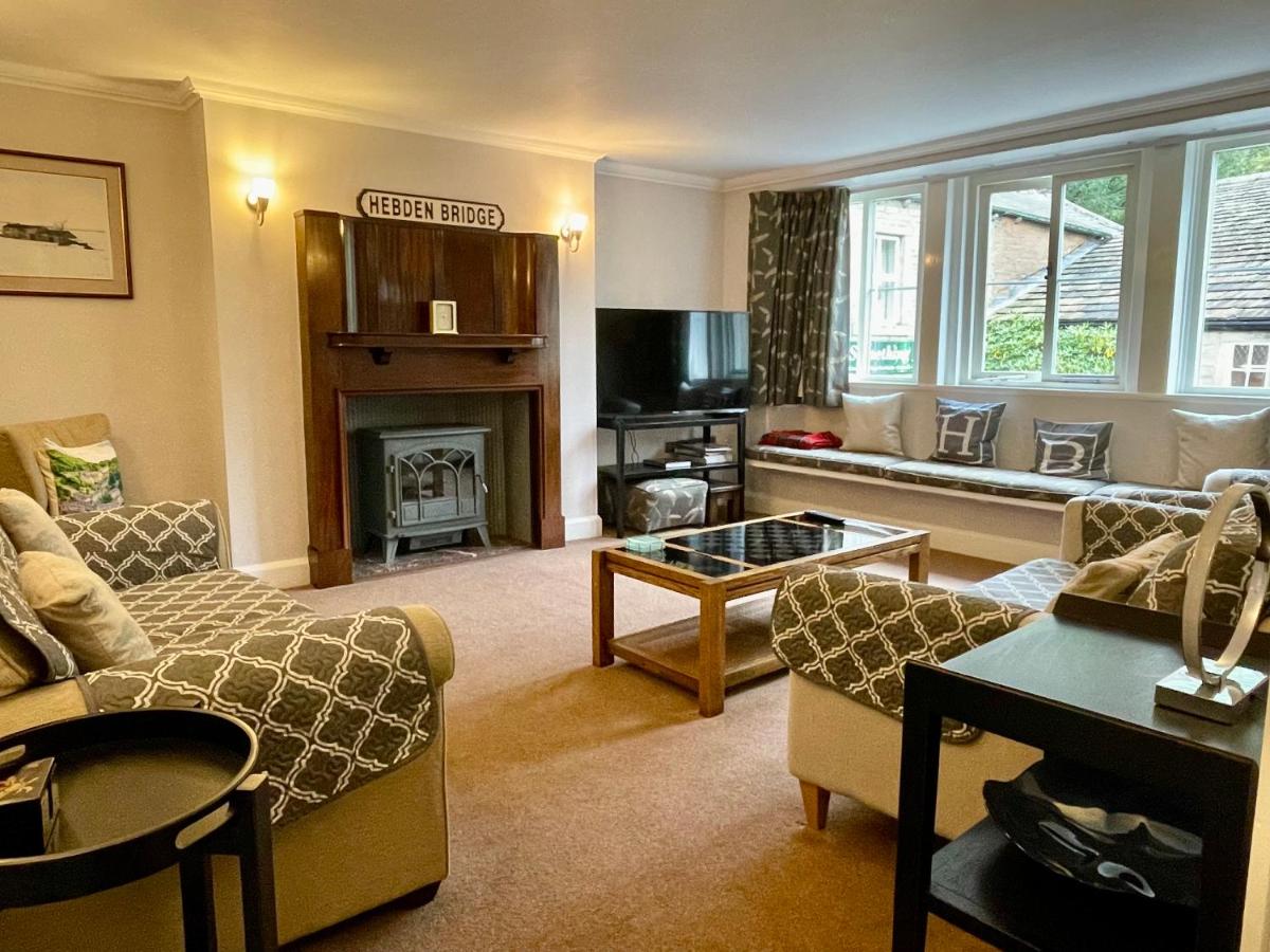 Luxury Hebden Bridge apartment with river views - Housity